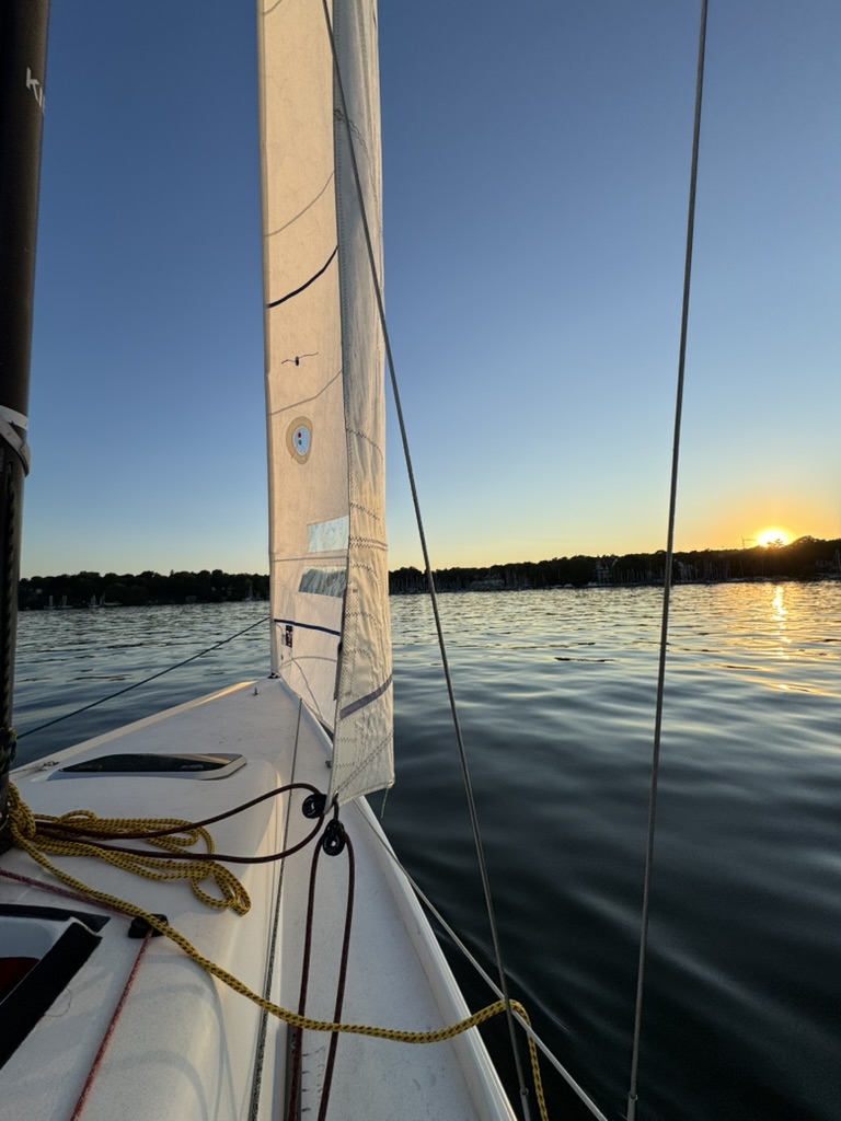 Segeln bei Sonnenuntergang — Auszeit vom Enterprise-Alltag.