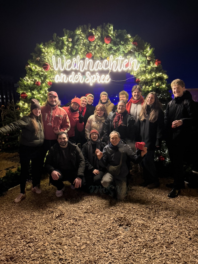 Weihnachten an der Spree — das Team zum Jahresabschluss.