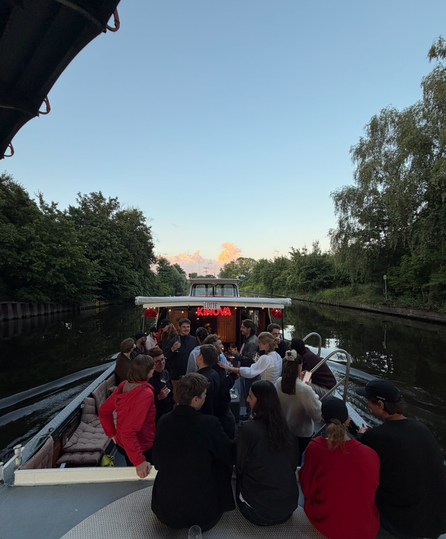 Sommerabend auf der Spree — Teamausflug mit dem KINOVA-Boot.