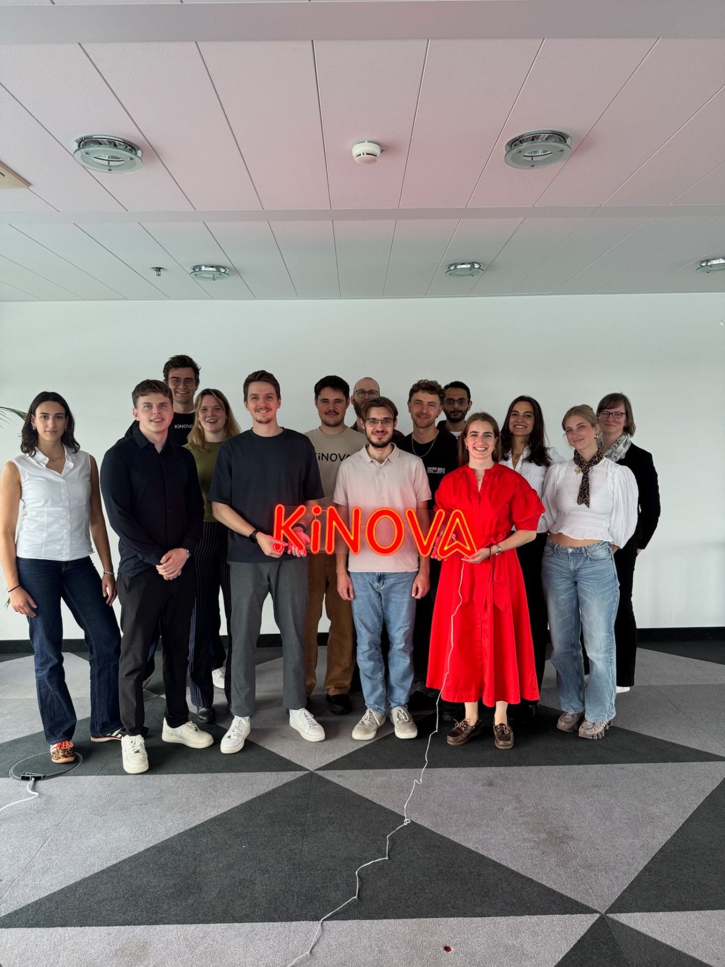 KINOVA Team mit Leuchtschriftzug